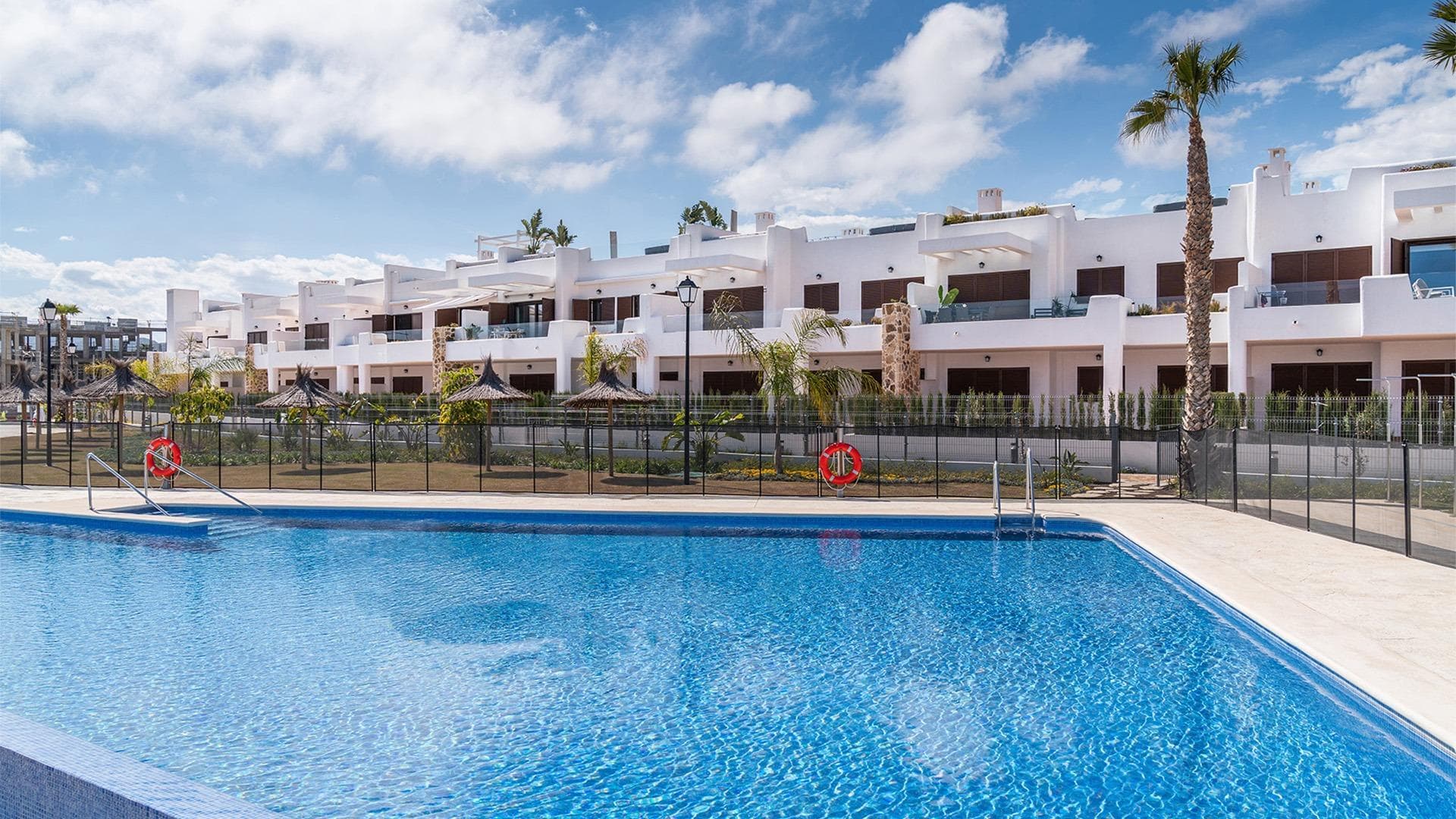 WOHNEN IN ERSTER LINIE IN MAR DE PULPÍ (ALMERÍA) Die Wohnanlage bietet 2- und 3-Zimmer-Woh