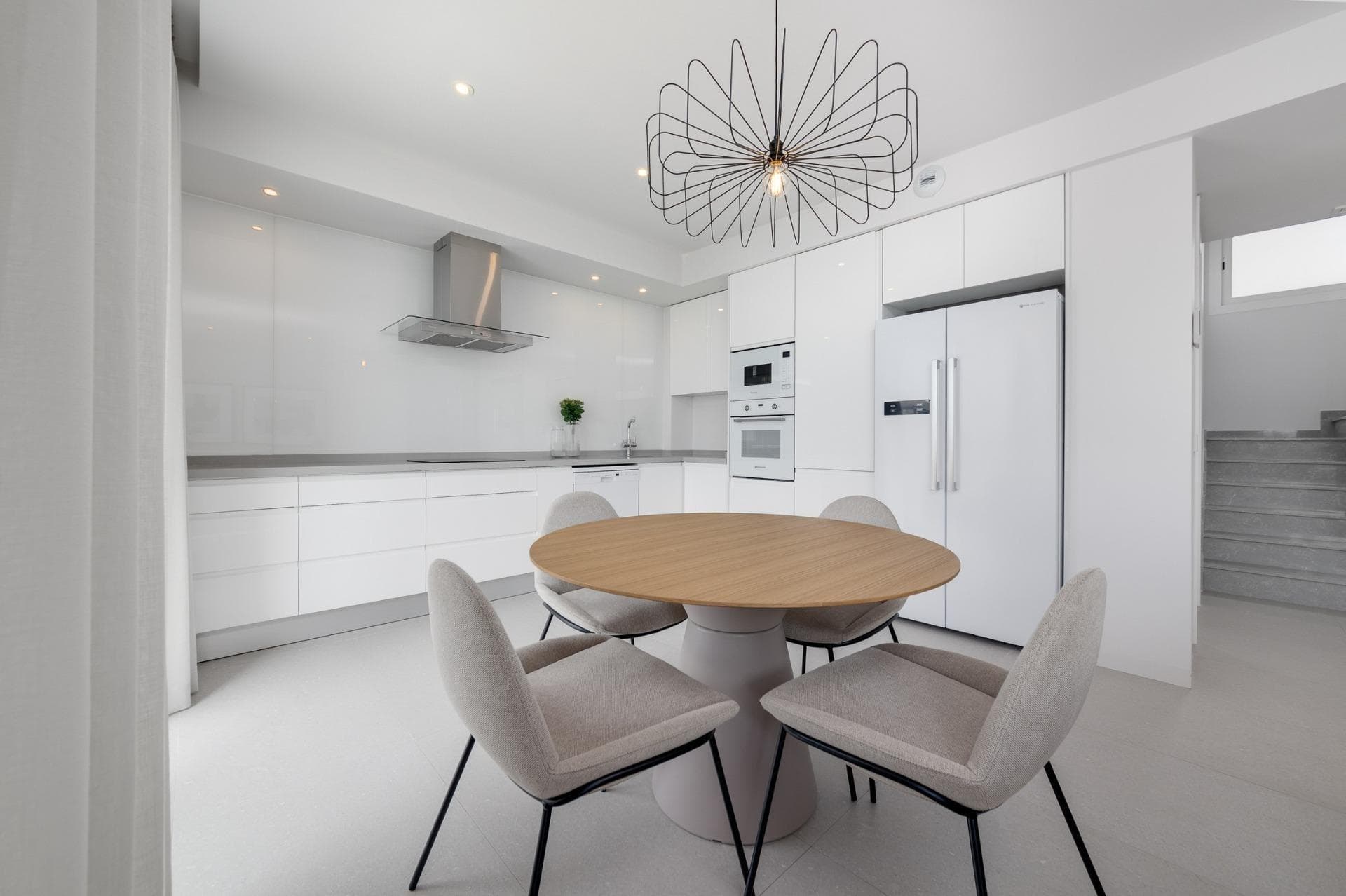 Bau unabhängiger Neubauvillen mit privaten Pools und modernen Oberflächen Vorschau 5