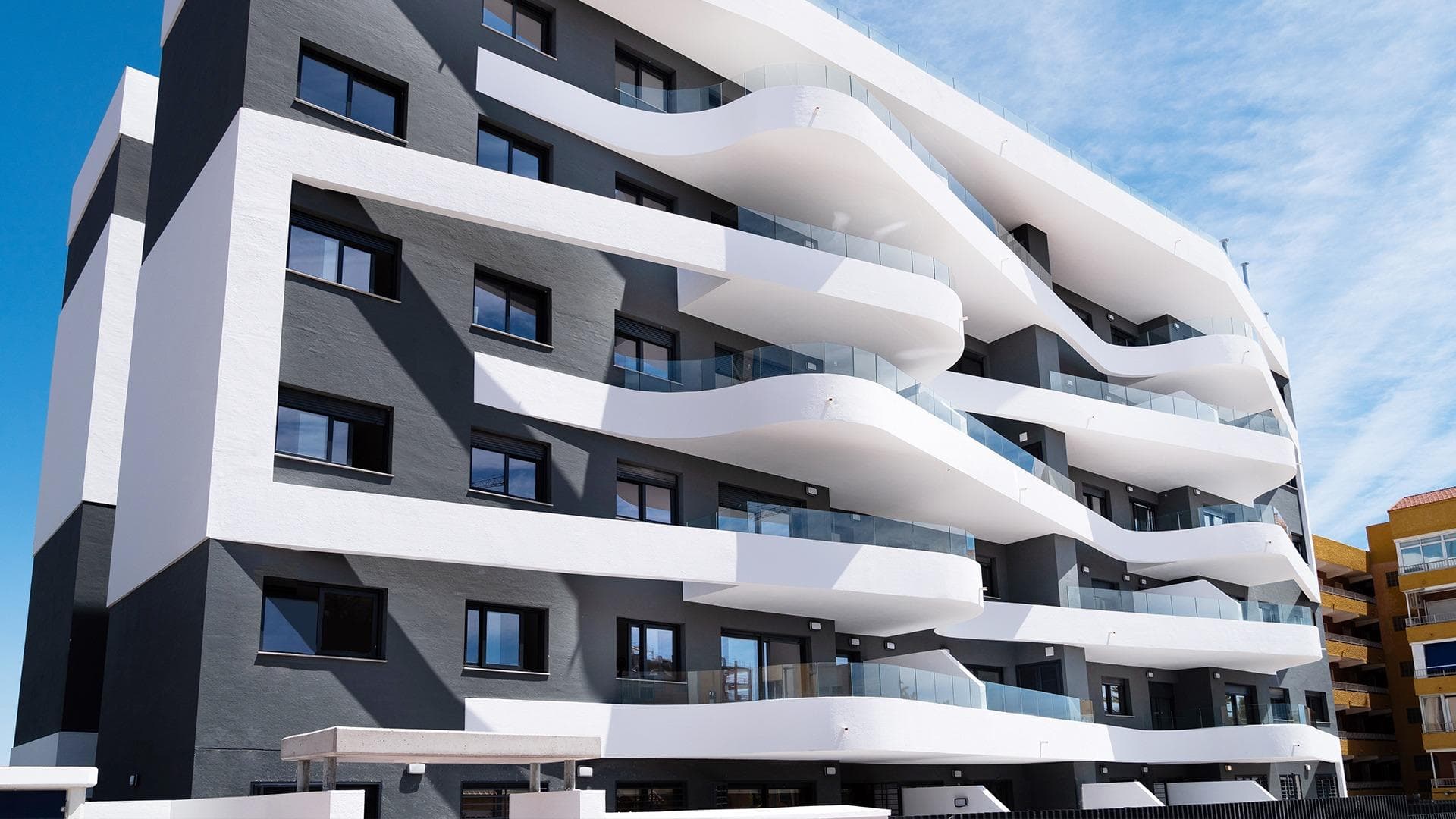 NEUBAUWOHNUNG MIT 3 SCHLAFZIMMERN UND MEERBLICK, 300 M VOM STRAND ENTFERNT (PUNTA PRIMA) E