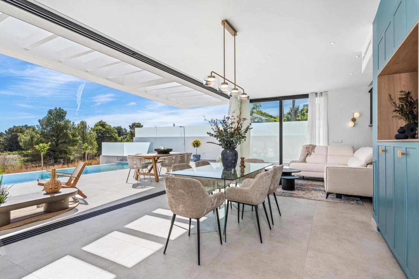 PRÄCHTIGER NEUBAU FREISTEHENDEN VILLA MIT 4 SCHLAFZIMMERN UND KELLER IN POLOP Vorschau 5