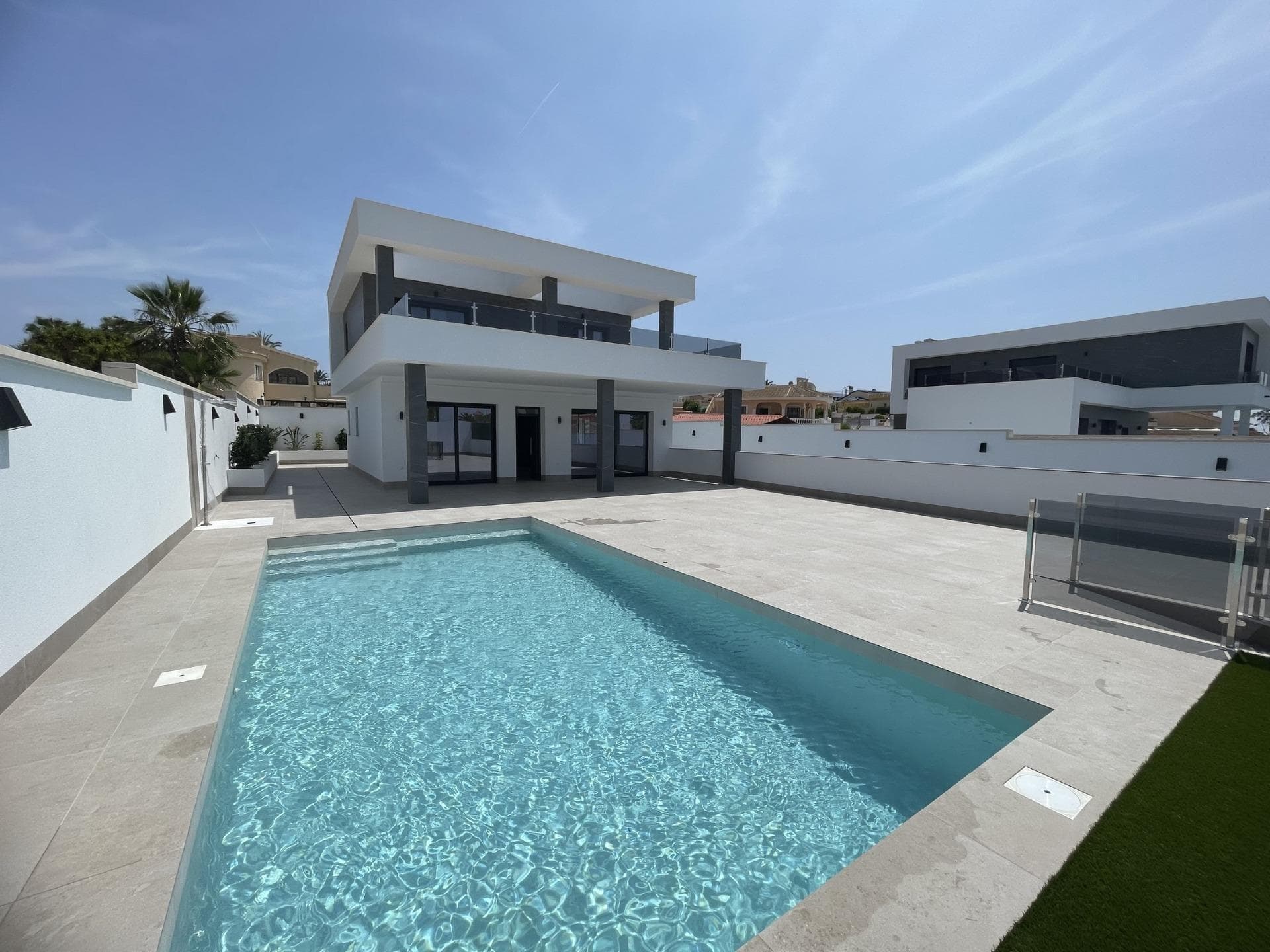 MODERNE NEUBAU-VILLA MIT 3 SCHLAFZIMMERN UND KELLER IN CIUDAD QUESADA (ROJALES) Neubau ein