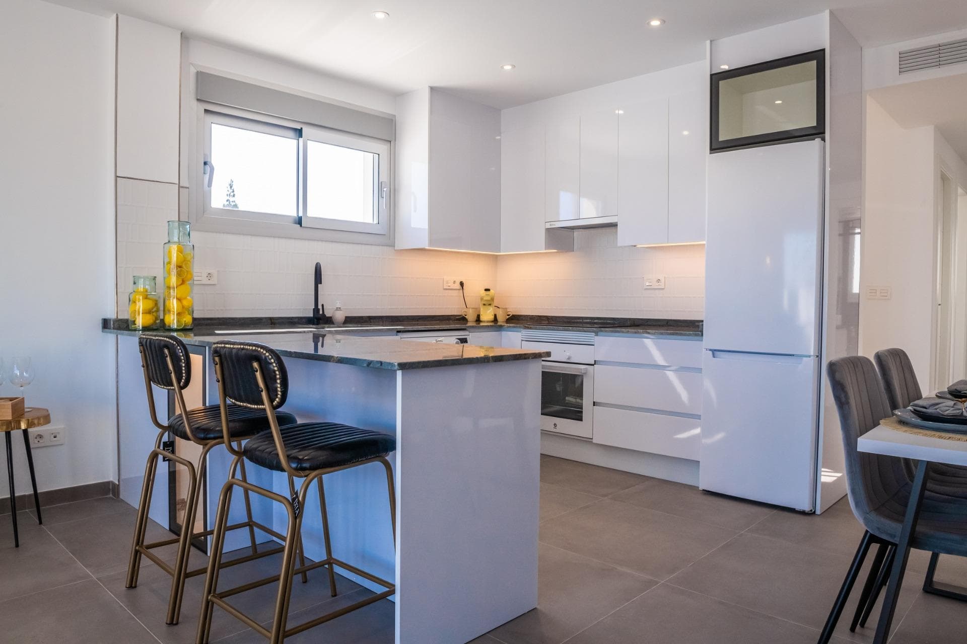 VILLA ZU VERKAUFEN MIT PRIVATEM SCHWIMMBAD UND GARAGE IN LOS ALCAZARES Neubau Villen in Lo Vorschau 3