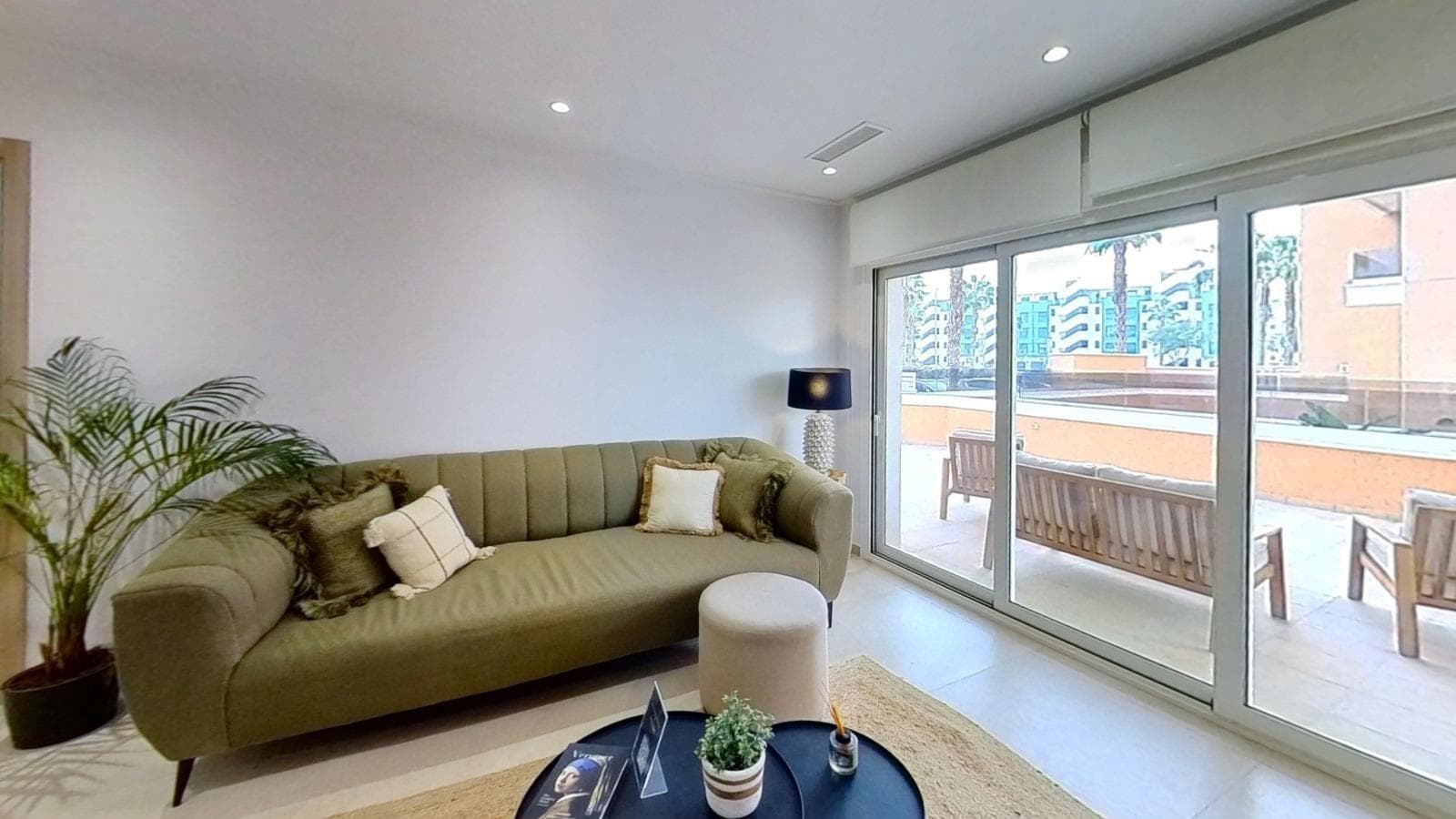 WOHNUNG IM ERDGESCHOSS MIT PRIVATEM GARTEN, GUARDAMAR DEL SEGURA Diese Wohnungen haben 3 S Vorschau 2