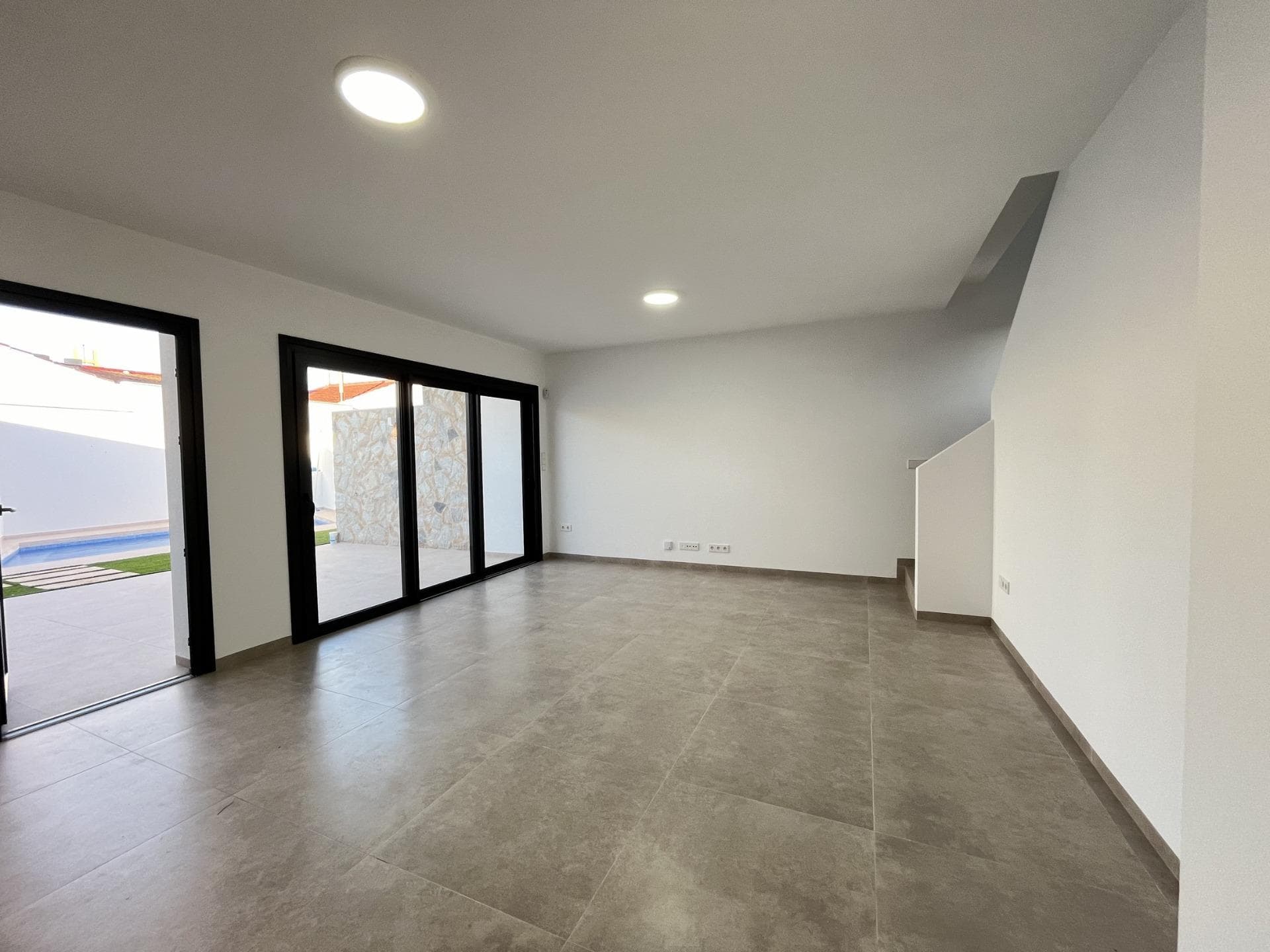 Brandneue Villa mit 3 Schlafzimmern und privatem Pool 500 Meter vom Strand entfernt in San Vorschau 3