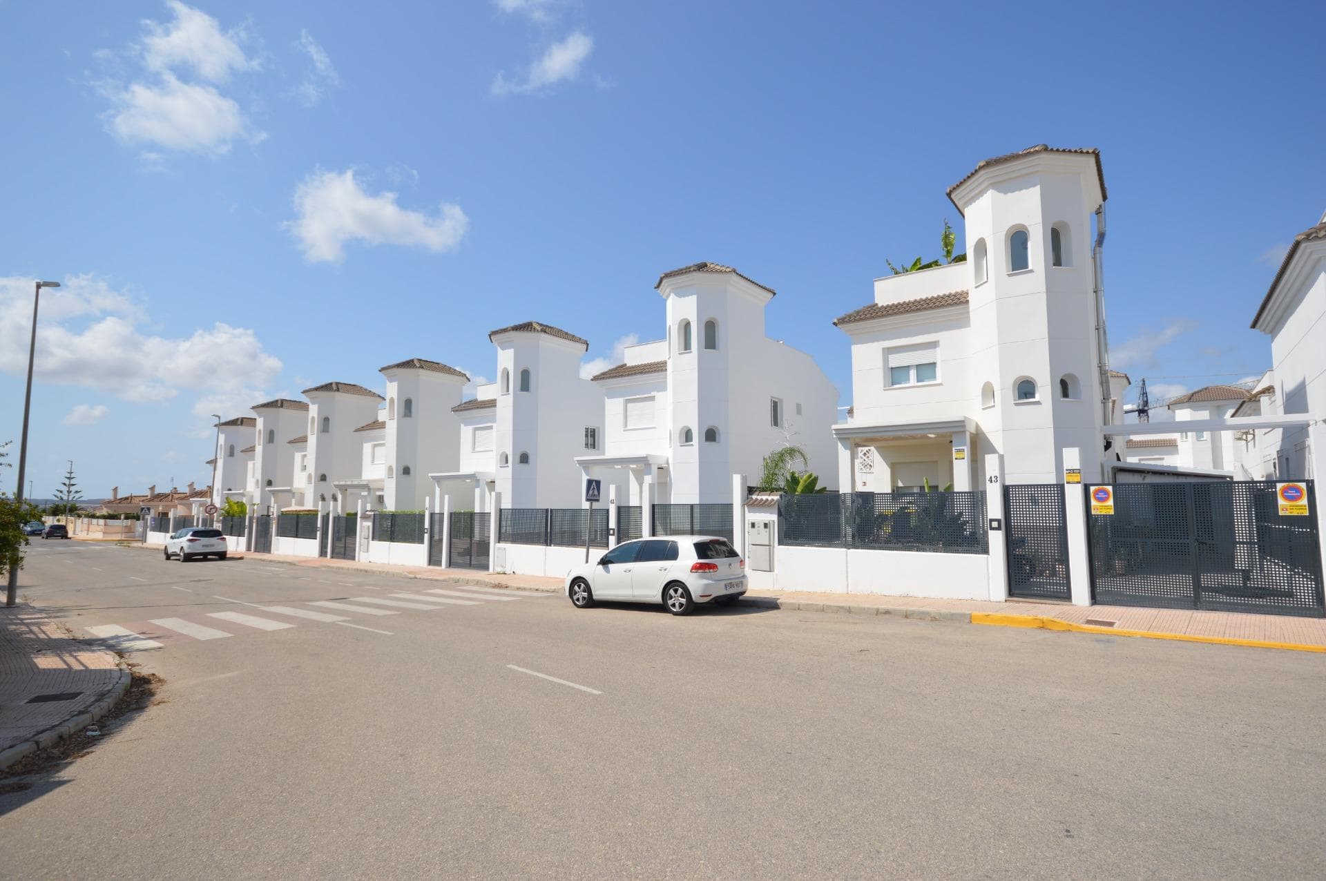 Neue freistehende Häuser mit 3 Schlafzimmern in La Marina zu verkaufen Wohnanlage mit frei