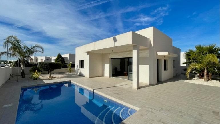 Neubauvilla mit 3 Schlafzimmern und privatem Pool zum Verkauf in Rafal (Alicante) Moderne 