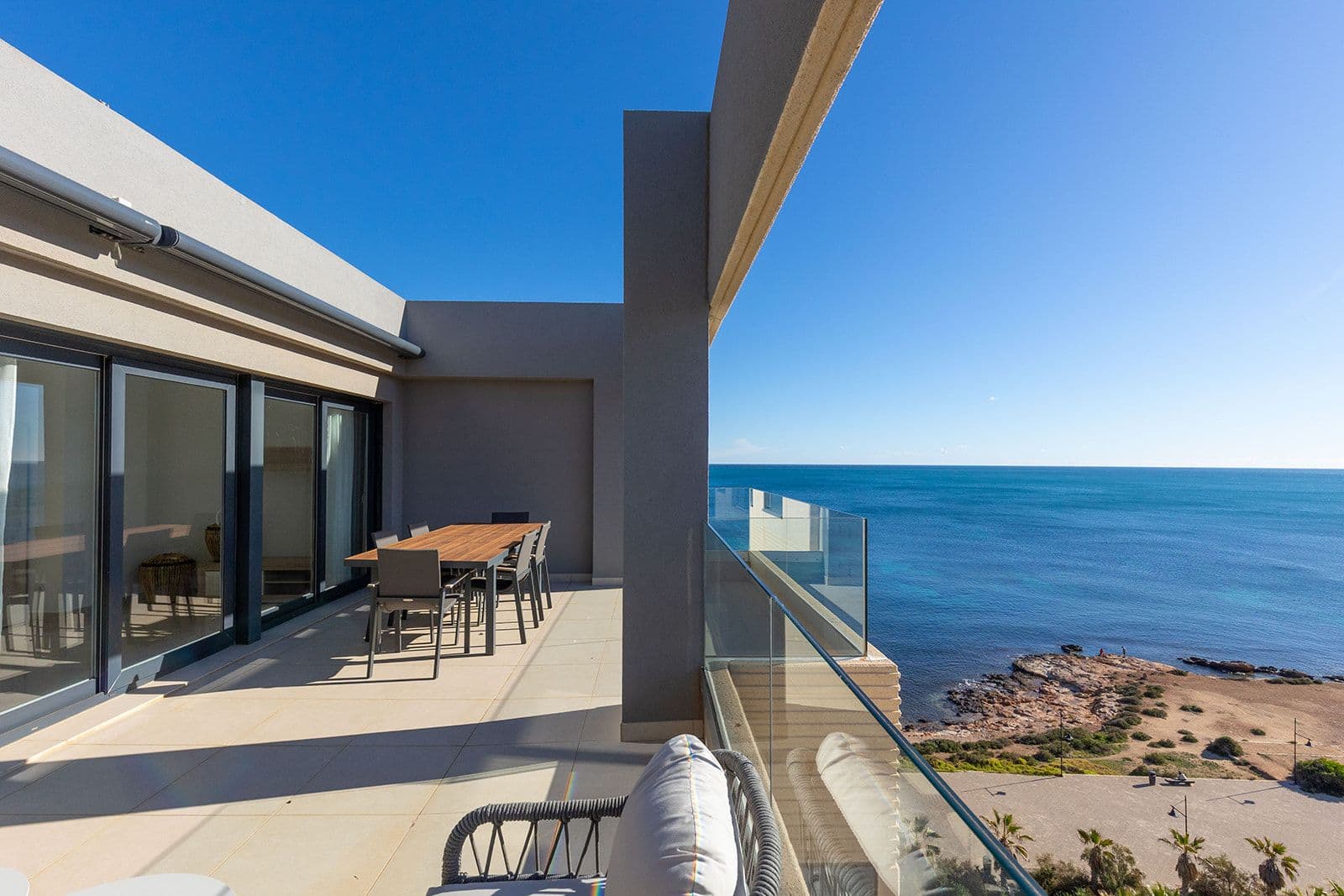 Presentamos este magnífico ático de 3 dormitorios y 2 baños con 139 m2, ubicado en el pres Vorschau 4