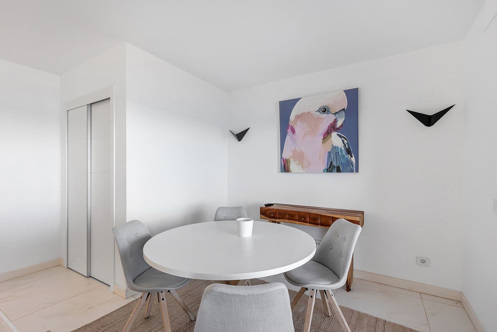 Este exclusivo apartamento en quinta planta se ubica en el prestigioso residencial Posidon Vorschau 5