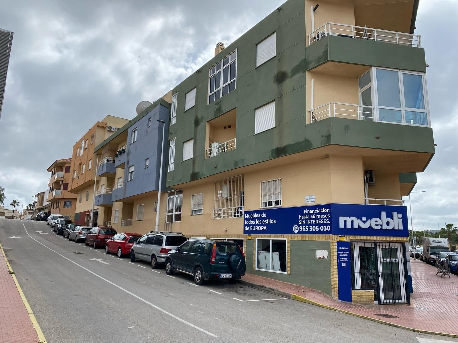 Os presentamos este piso recién reformado ubicado en la segunda planta de un edificio en e Vorschau 3