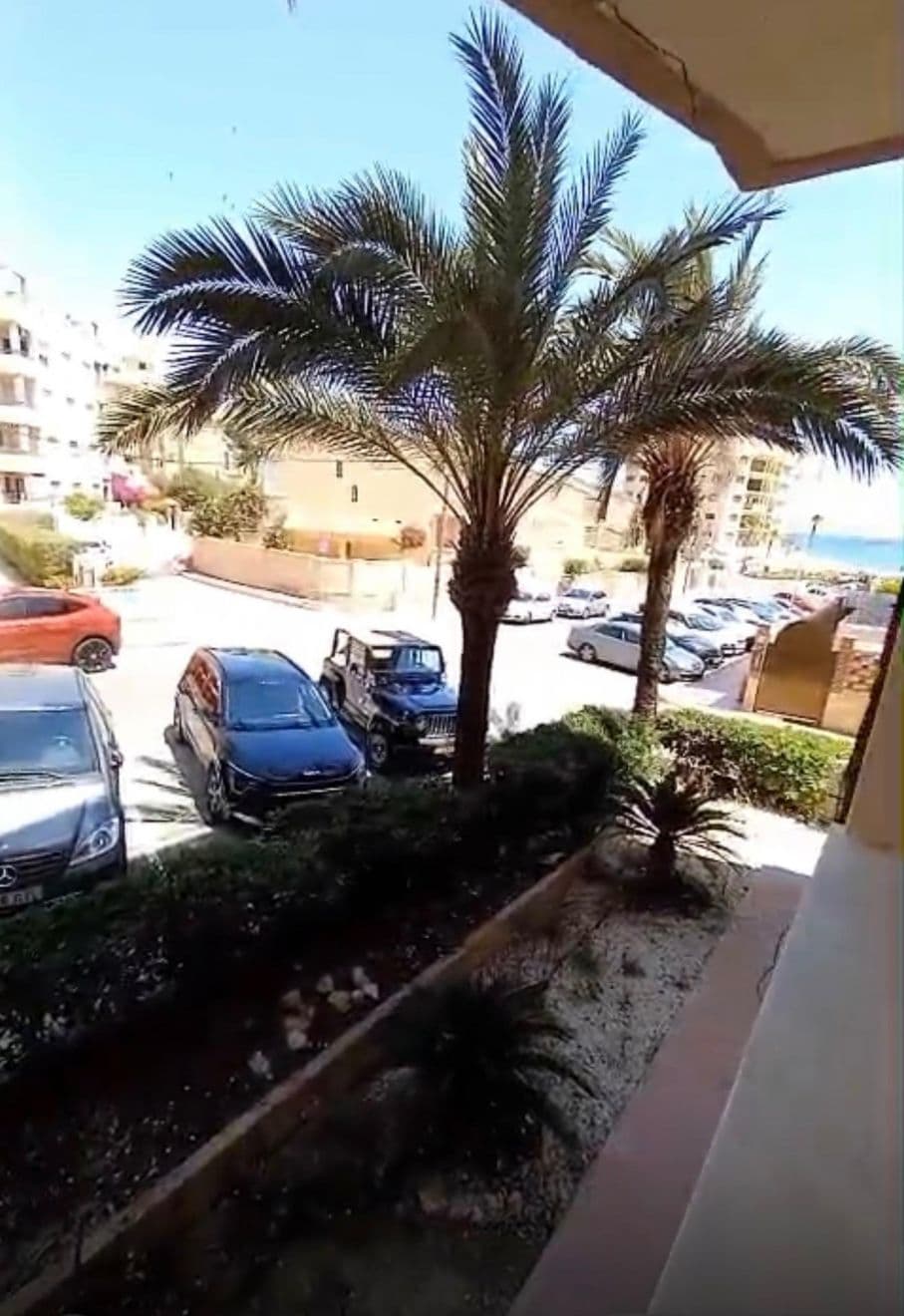 Descubre este encantador apartamento situado en la codiciada zona de Guardamar Playa, a ta