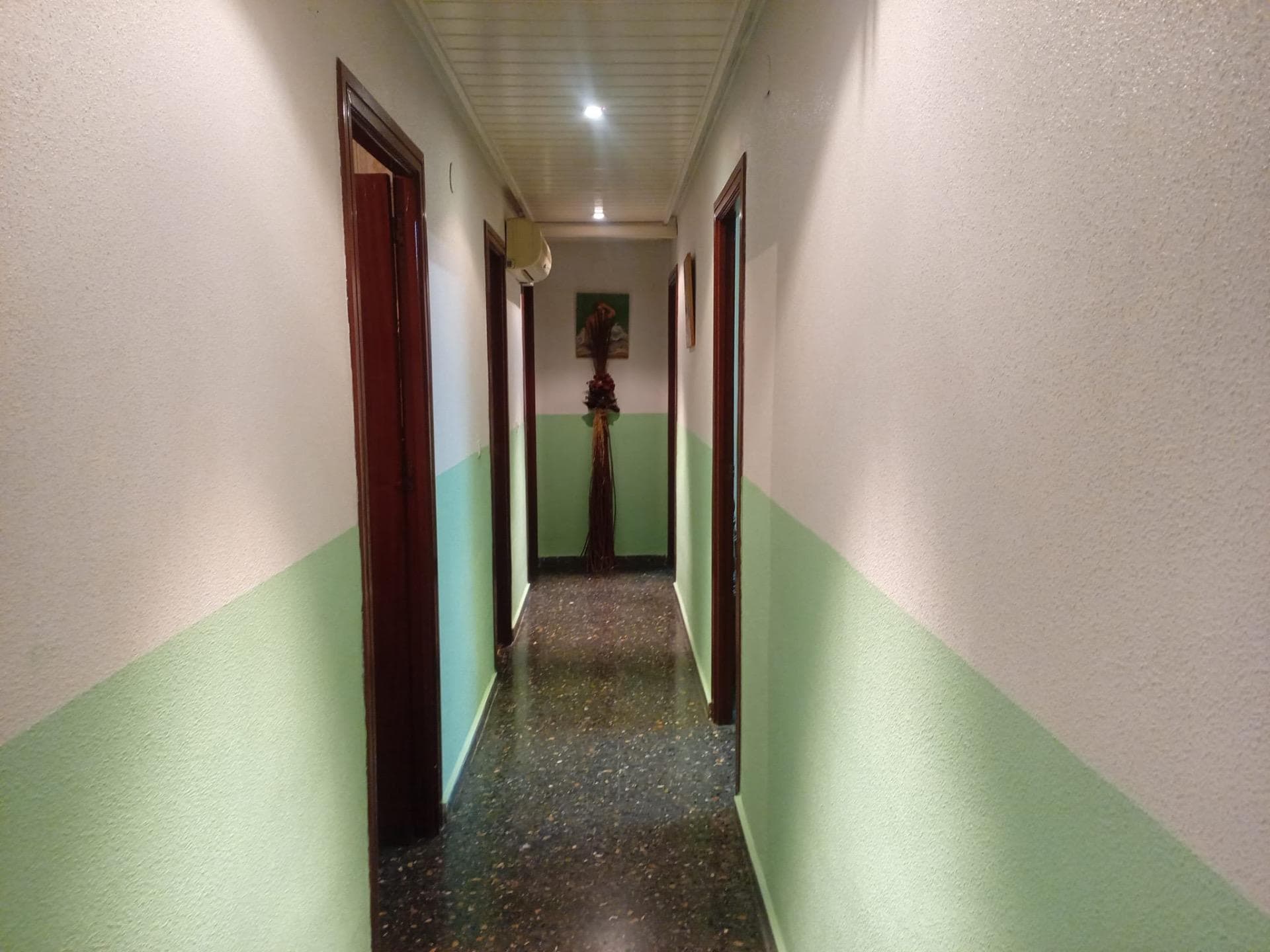 Descubre este amplio y luminoso piso de tres dormitorios ubicado en el corazón de Orihuela Vorschau 6