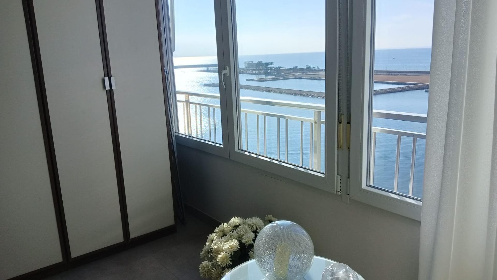 Descubre este impresionante apartamento en primera línea de playa ubicado en la codiciada  Vorschau 2