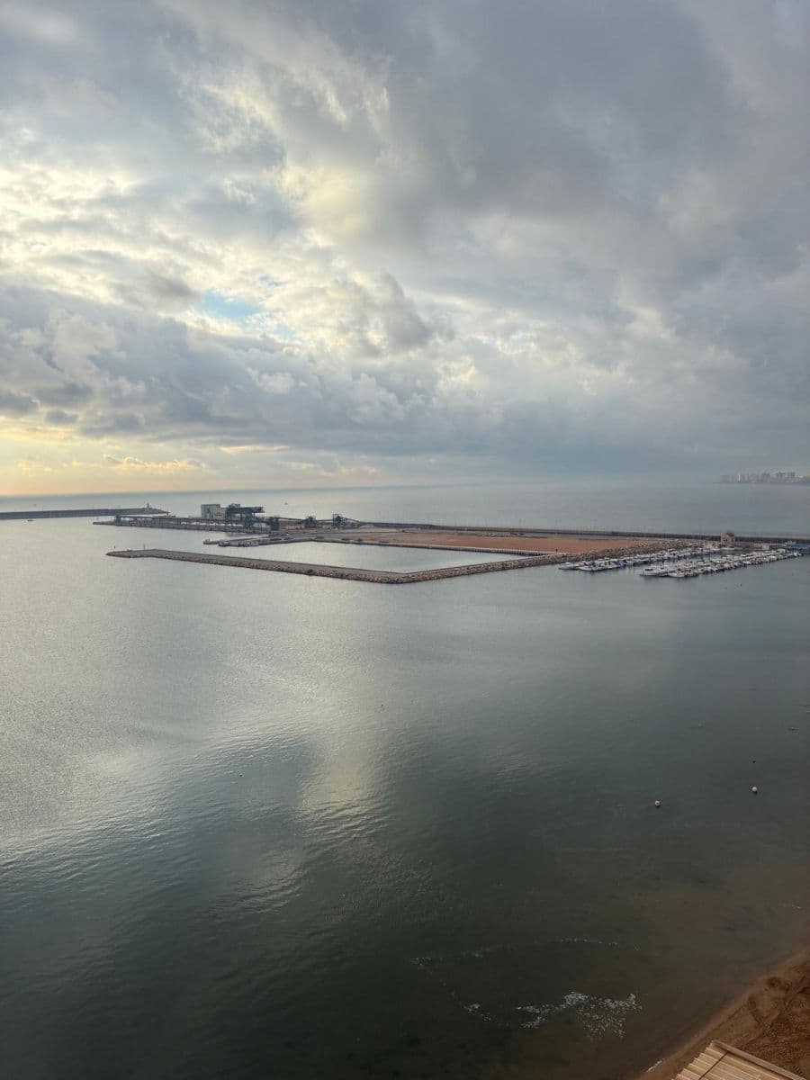 Descubre este impresionante apartamento en primera línea de playa ubicado en la codiciada  Vorschau 3