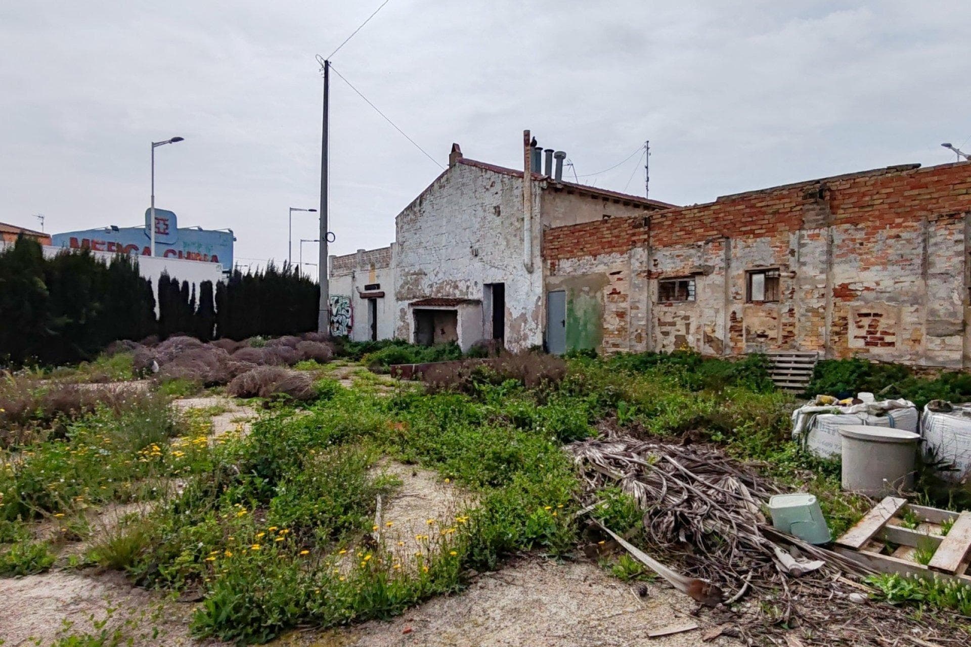 En una ubicación de alta visibilidad y paso constante en Orihuela, se encuentra esta parce Vorschau 5