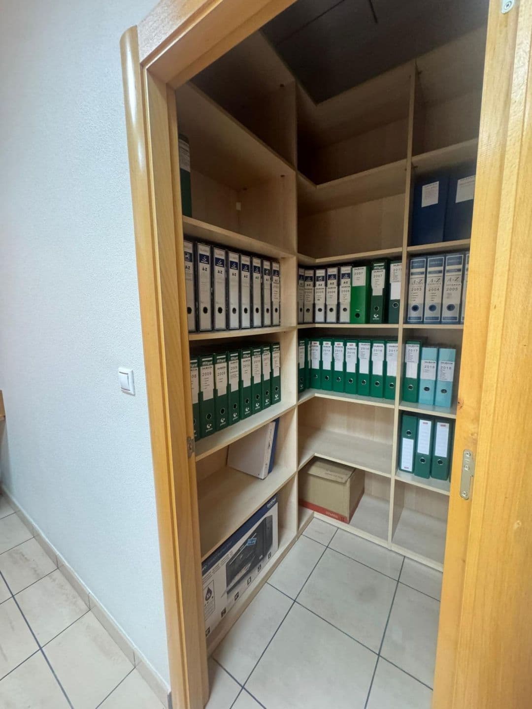 Presentamos una excelente oportunidad para adquirir esta oficina completamente equipada, u Vorschau 3