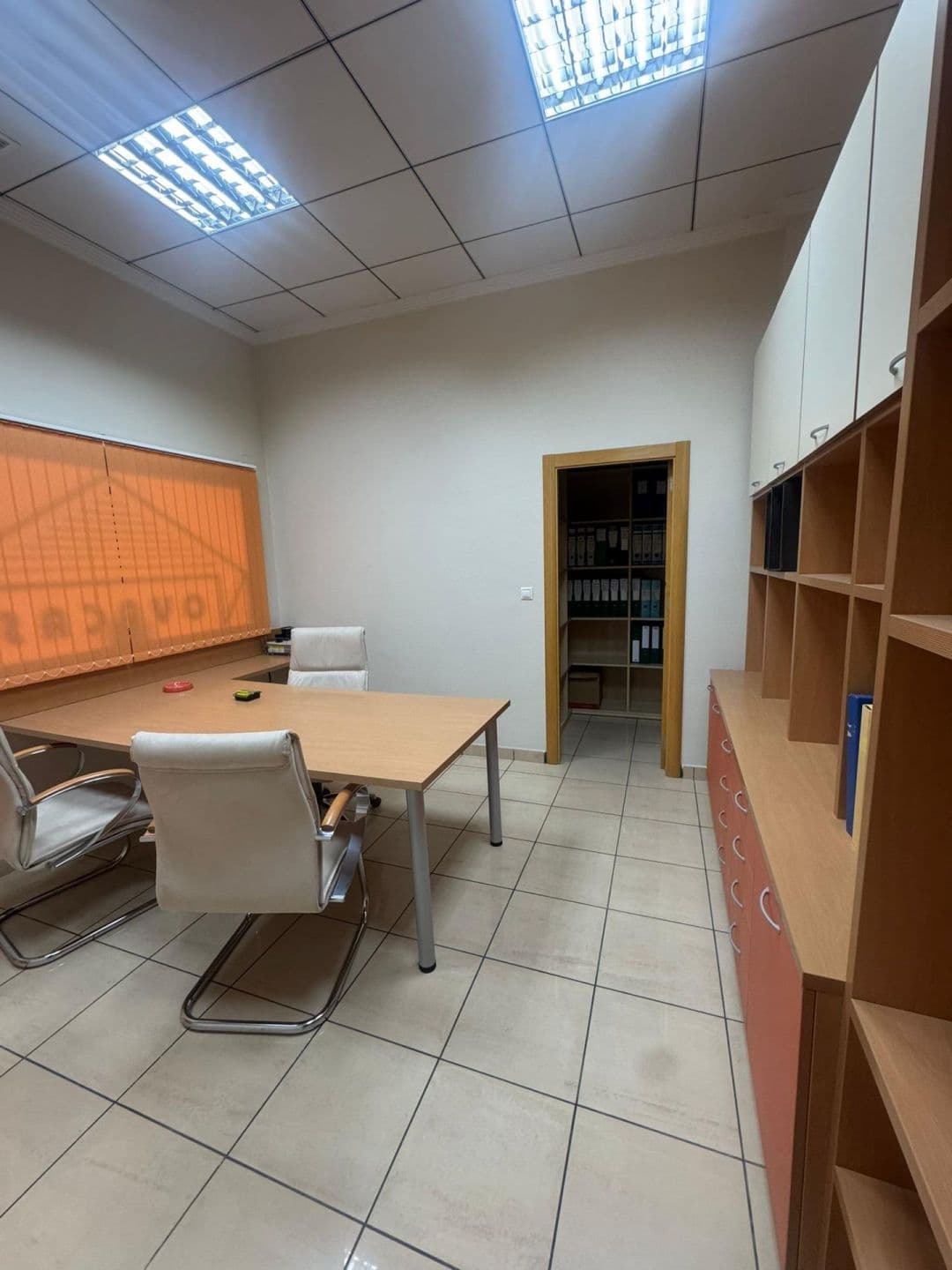 Presentamos una excelente oportunidad para adquirir esta oficina completamente equipada, u Vorschau 4