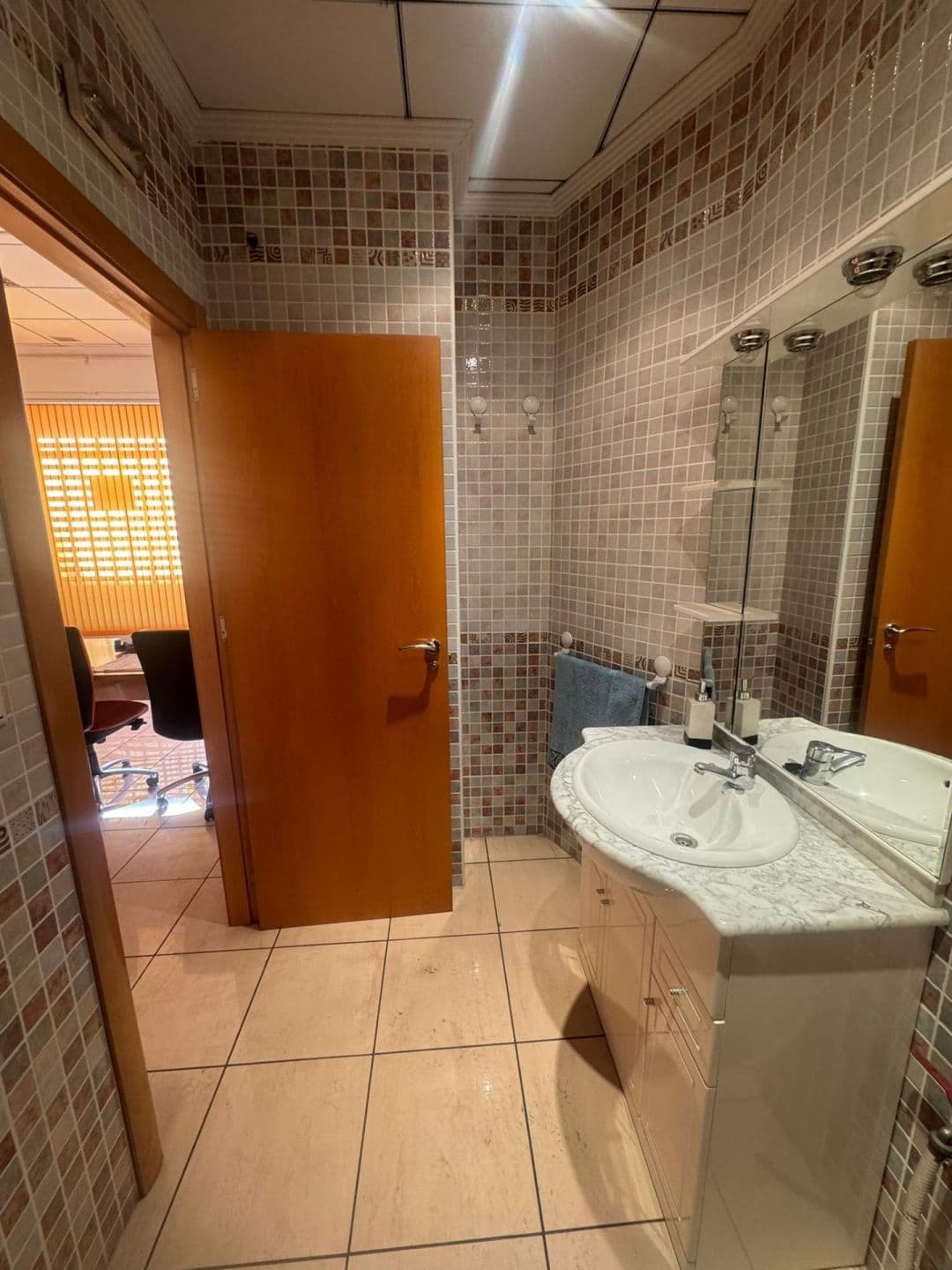 Presentamos una excelente oportunidad para adquirir esta oficina completamente equipada, u Vorschau 6