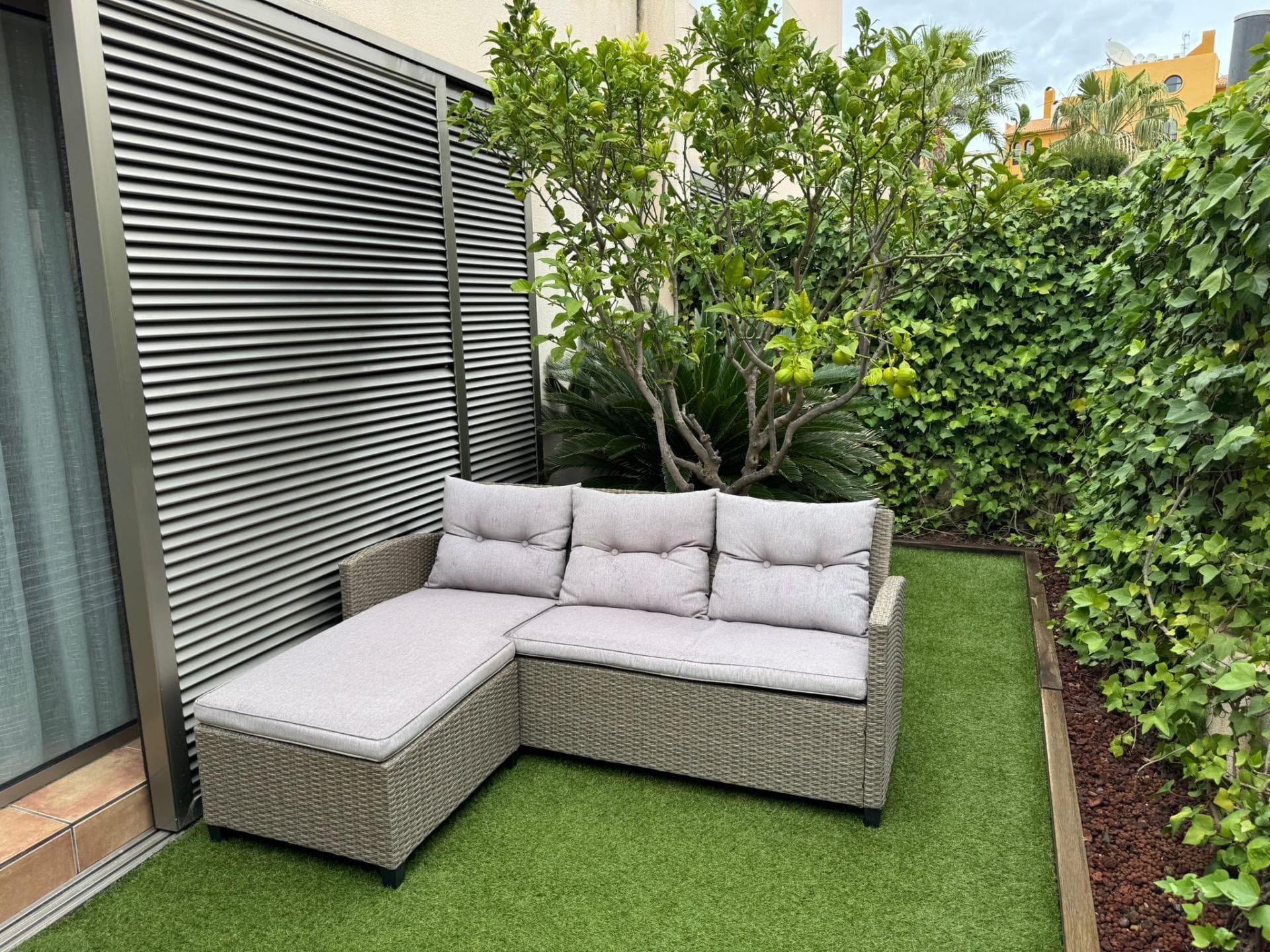 Descubre este encantador chalet adosado ubicado en la deseada zona de Punta Prima, Torrevi