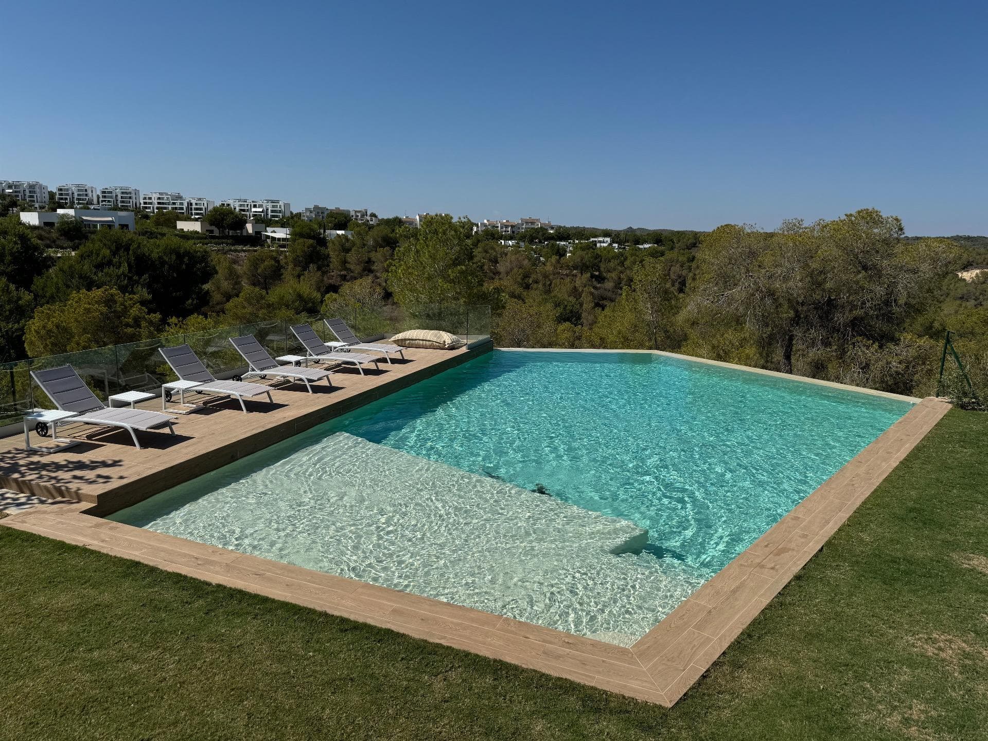 Ubicado en el prestigioso Las Colinas Golf & Country Club, este excepcional apartamento de Vorschau 2