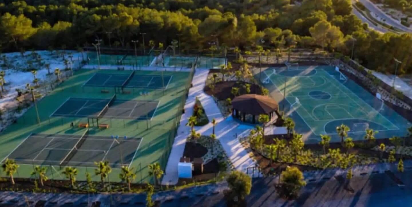 Ubicado en el prestigioso Las Colinas Golf & Country Club, este excepcional apartamento de Vorschau 3