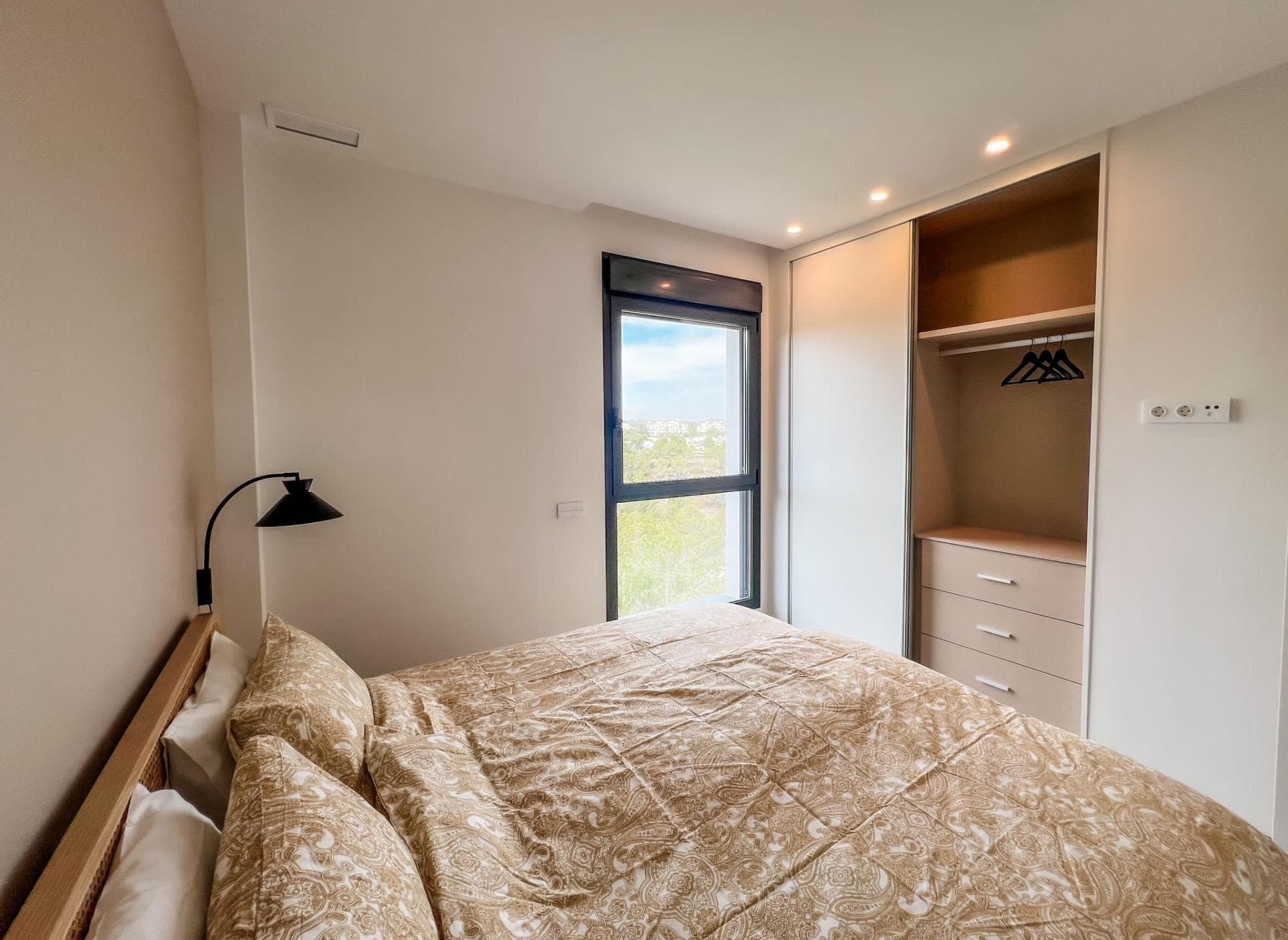 Ubicado en el prestigioso Las Colinas Golf & Country Club, este excepcional apartamento de Vorschau 5