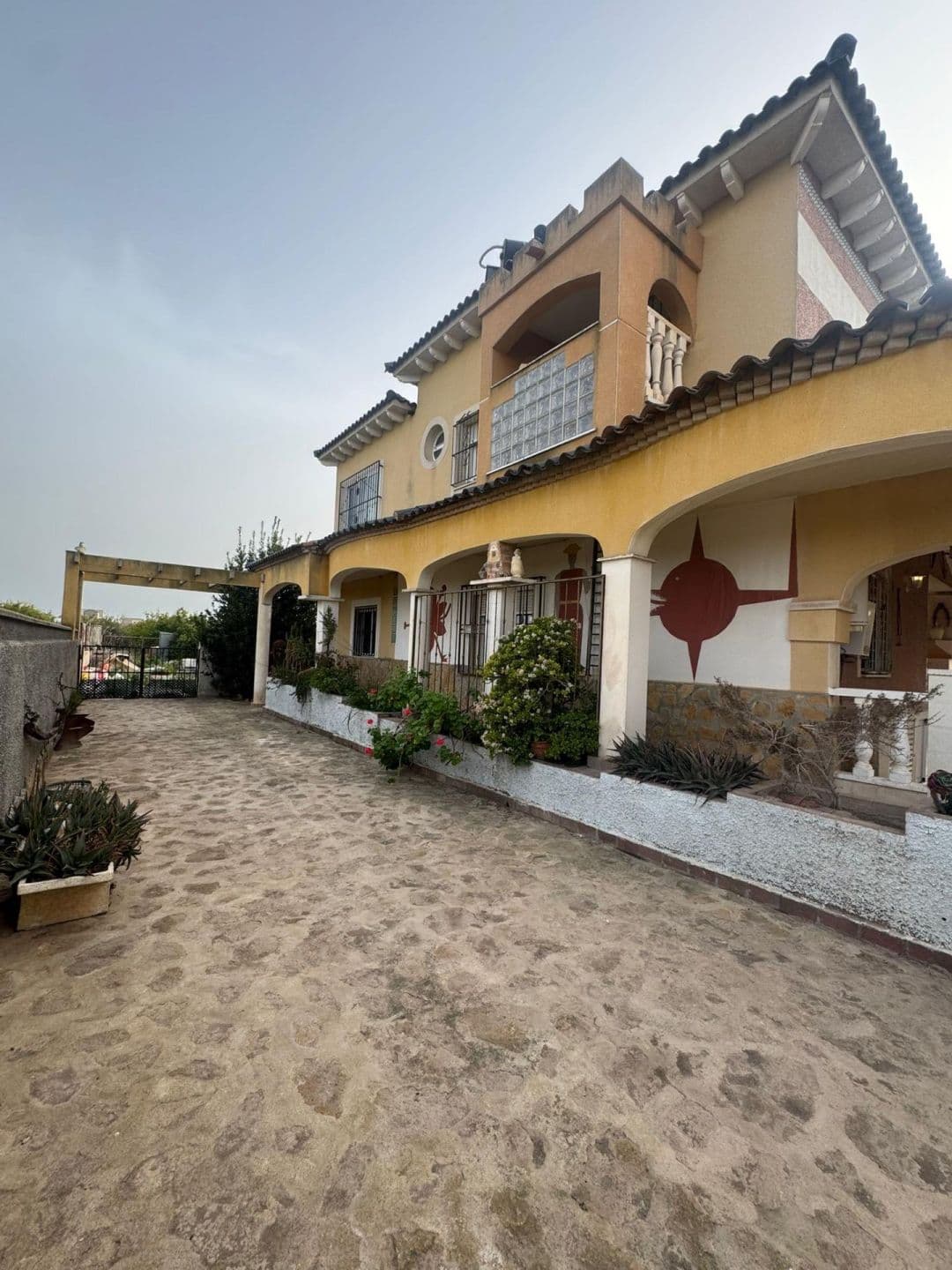 Descubra esta excepcional villa independiente ubicada en la tranquila zona de La Campaneta