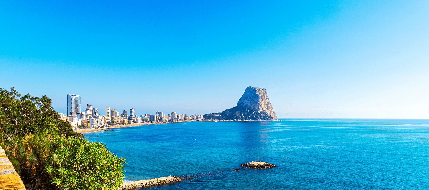 Blick auf das Mittelmeer mit dem berühmten Felsen Peñón de Ifach in Calp, Provinz Valencia, Costa Blanca, Spanien