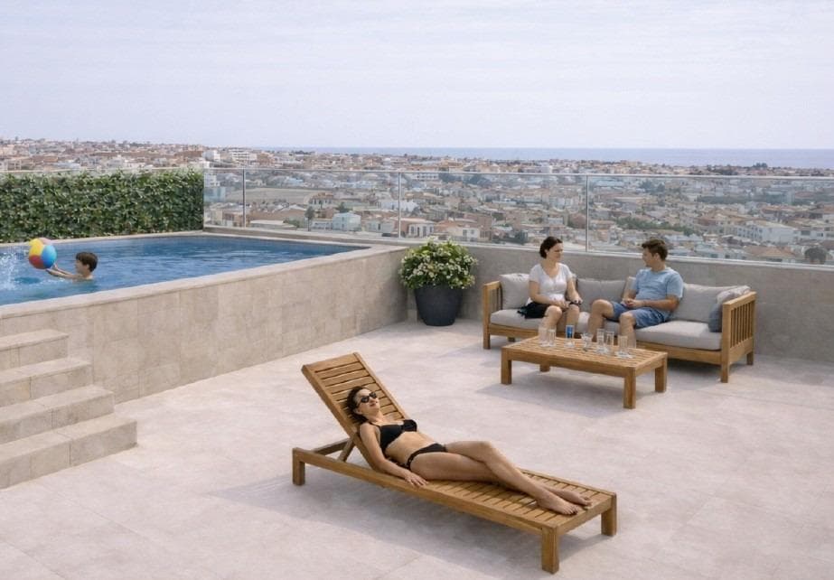 Modernes Neubau-Penthouse mit 2 Schlafzimmern, nur wenige Schritte vom Strand entfernt, in