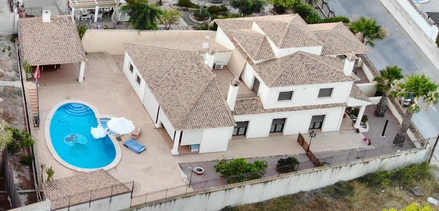 ¡Vive el lujo mediterráneo en esta villa de ensueño en la Costa Blanca, junto al Campo de